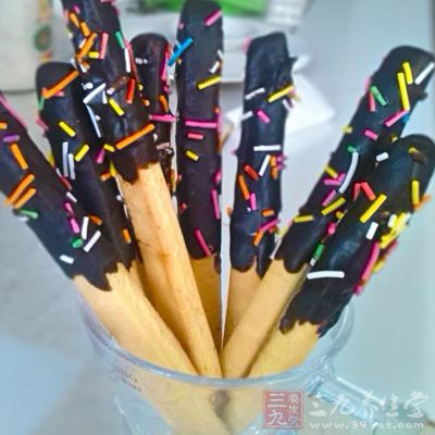 將手指餅干均勻沾上巧克力液