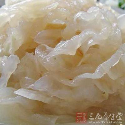 海蜇絲用冷開水洗淨，瀝干水分