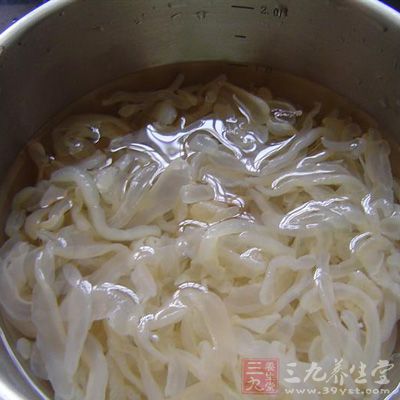 海蜇放進清水中浸泡和清洗，用清水洗2遍