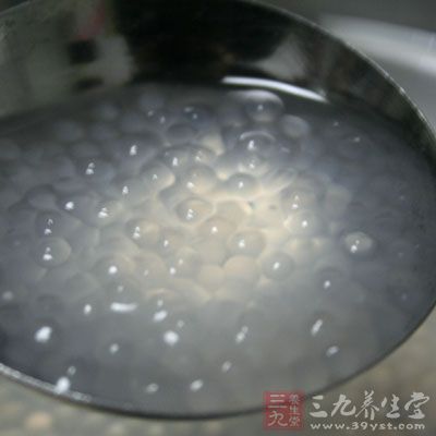鍋中燒開水,改小火,把淘好(我就淘了一次)的西米放進鍋中煮 鍋中燒開水,改小火,把淘好(我就淘了一次)的西米放進鍋中煮