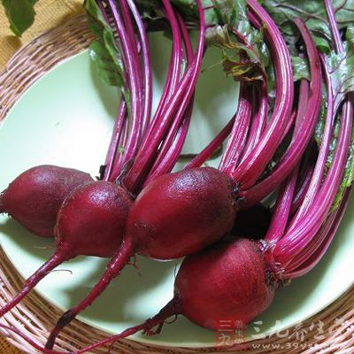 選購甜菜根時，要看形狀是否直根扁球狀、球狀、錐狀直到長錐狀，皮肉一般為深紅色至深紫紅色