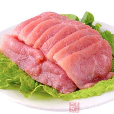 將兩大匙油燒熱,放入肉片大火爆炒,肉色變白時盛出 將兩大匙油燒熱,放入肉片大火爆炒,肉色變白時盛出