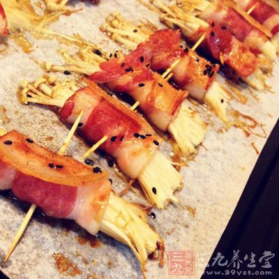 黑椒汁和烤鴨醬混合成醬汁備用，裹好的金針菇放入烤箱預熱200度烤15分鐘後