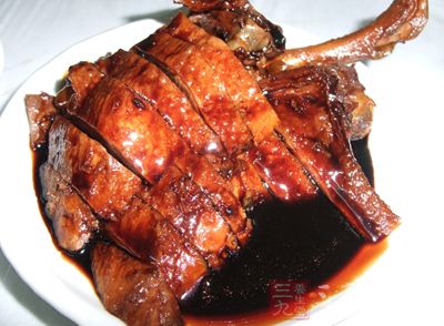 醬鴨腿材料：鴨腿，生抽，料酒各2湯勺，老抽4湯勺，白糖少許，麥芽糖