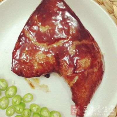 啤酒鴨腿用中火將雙面煎黃，放入白糖、料酒、生抽、老抽，翻炒至鴨腿上色