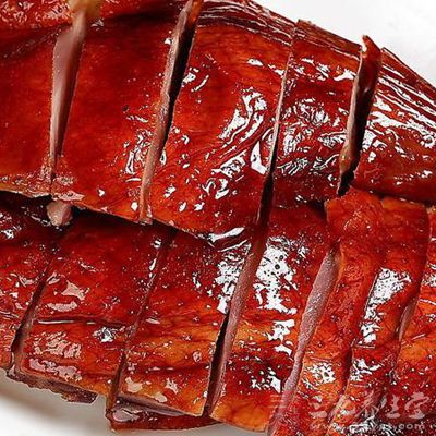 脆皮鴨腿燒至六成熱時，把鴨子放進去炸至表皮酥脆即可，晾涼之後斬件