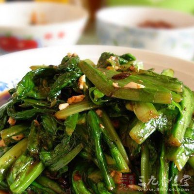 油燒熱，放入油麥菜，加入味精和鹽