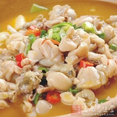 撒入糖和鹽，蓋上蓋焖一會
