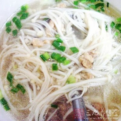 揭蓋，倒入適量的橄榄油