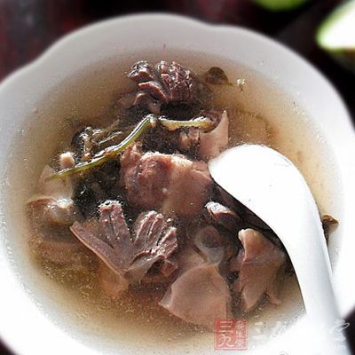 鴨肫湯煲熟後放入料酒、胡椒粉、鹽調味即可