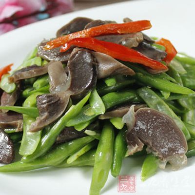 炒鴨肫材料：鴨肫,蝦仁、豌豆、澱粉(蠶豆)、香油,味精,豬油、鹽、蔥汁、姜汁、料酒