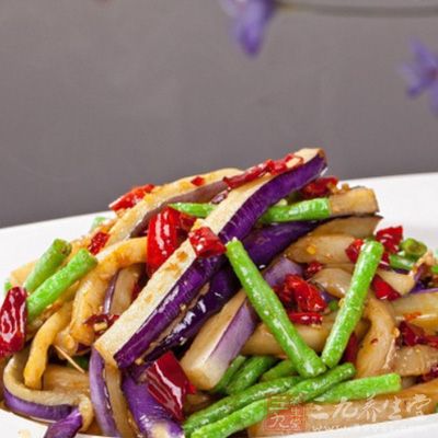 鍋中留少許底油，將豆瓣醬放入炒出紅油