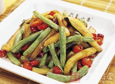 長茄子洗淨切長條。長豆角洗淨掐成段