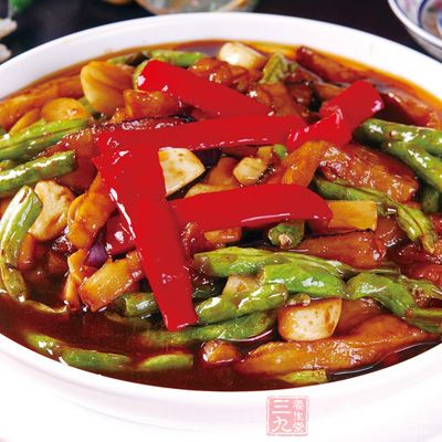 炸至表皮起皺，豆角徹底炸熟(生豆角不可以食用)後撈出控油