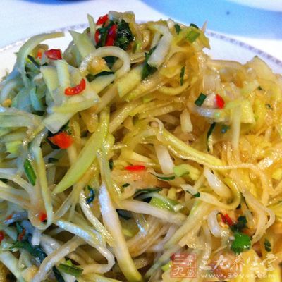 苤藍、紅椒切細絲,撒上鹽揉勻放置幾分鐘入味 苤藍、紅椒切細絲,撒上鹽揉勻放置幾分鐘入味
