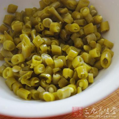 把豆角洗干淨晾在太陽底下架子上 把豆角洗干淨晾在太陽底下架子上