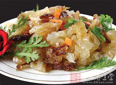 材料：海蜇頭、紫甘藍、黃瓜、蒜末、醋、生抽、香油