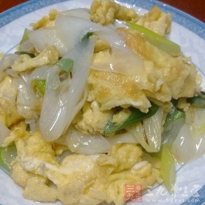 倒入炒好的雞蛋，紅椒絲，加少許蚝油炒幾下，大蔥炒雞蛋出鍋即可