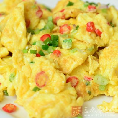待雞蛋呈金黃色時，大蔥炒雞蛋即可