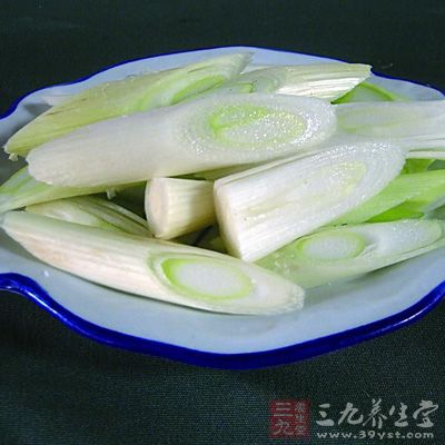 大蔥還含有脂腸、糖類、胡蘿卜等，維生素B、C，煙酸，鈣，鎂，鐵等成分