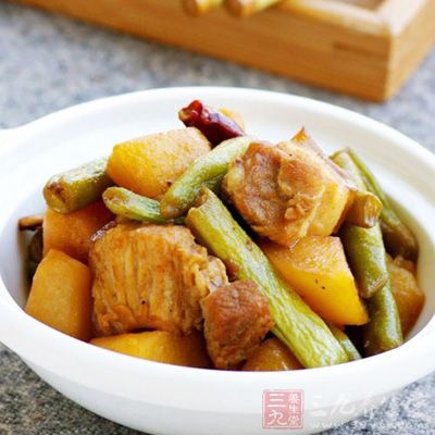 土豆去皮切塊,豆角去頭尾、去老筋、用手掰成段,五花肉切大塊 土豆去皮切塊,豆角去頭尾、去老筋、用手掰成段,五花肉切大塊