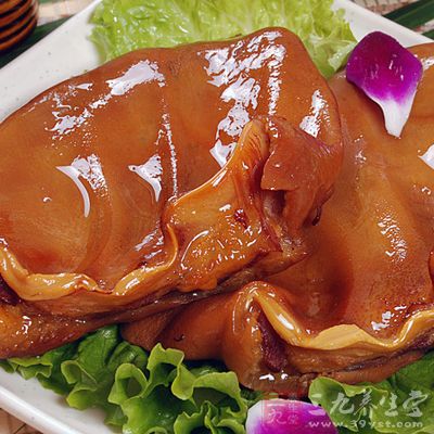 紅燒豬耳朵材料：豬耳朵、蔥、姜、紅燒醬油、冰片糖，八角