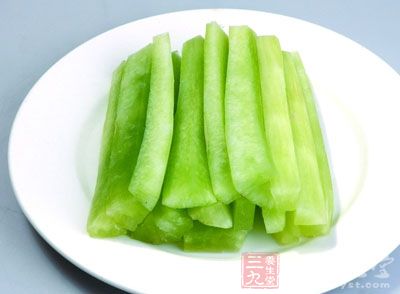配料:莴筍一根,黃瓜,腐竹,大白菜,白蘿卜半根,胡蘿卜半根,芋絲扎半盒,泡椒半小碗,白醋少許,白糖10克 配料:莴筍一根,黃瓜,腐竹,大白菜,白蘿卜半根,胡蘿卜半根,芋絲扎半盒,泡椒半小碗,白醋少許,白糖10克