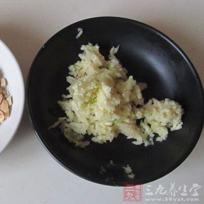把鍋洗干淨,重新放油燒至6成熱,把蒜泥放進去小火爆香,轉大火把泡椒和泡姜放進去炒香 把鍋洗干淨,重新放油燒至6成熱,把蒜泥放進去小火爆香,轉大火把泡椒和泡姜放進去炒香
