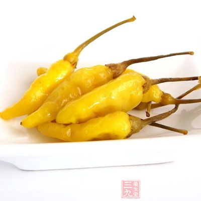 蒜、青紅椒、泡椒和蒜苔切粒,姜切片,泡椒水備好。 鍋中放油燒熱,下入田雞塊,炸至田雞稍微變色,立即撈出備用 蒜、青紅椒、泡椒和蒜苔切粒,姜切片,泡椒水備好。 鍋中放油燒熱,下入田雞塊,炸至田雞稍微變色,立即撈出備用