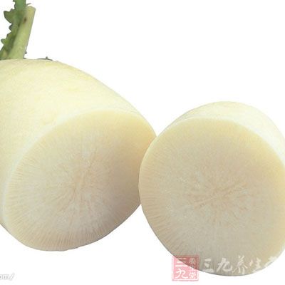 白蘿卜段用醋和白糖腌制30分鐘。泡椒用涼水泡好 白蘿卜段用醋和白糖腌制30分鐘。泡椒用涼水泡好