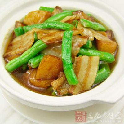 兌入清水，大火燒開後轉入砂煲