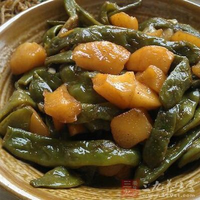 炖到豆角快熟時，加入鹽巴 雞精，出鍋裝盤