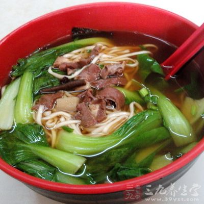 豬心湯米面最後一步放入面煮熟,然後加入菠菜、鹽、胡椒粉及味精拌勻即可
