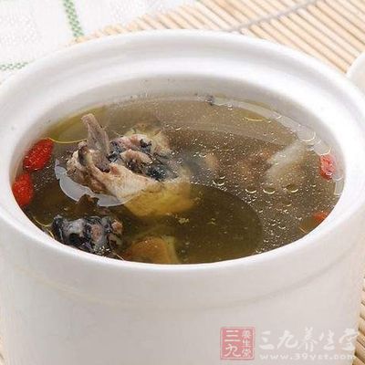 將燙過的豬心用6杯水煮，去除泡沫和浮油，放半條蔥條、少許姜及大蒜，再放浸好的黑豆，以文火煮1小時