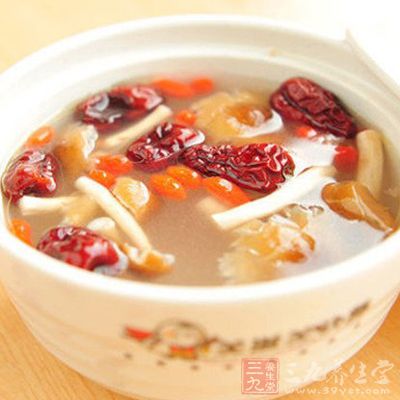 茶樹菇豬心湯的材料：豬心1個，干茶樹菇80克，小番茄6粒，油菜100克，蔥花、姜片各少許
