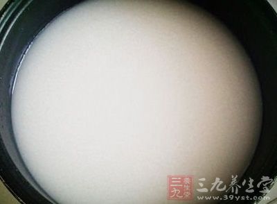 把米泡在淘米水裡