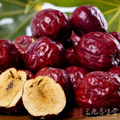 把大棗、紅豆。薏仁、枸杞混合在一起，加入適量清水，放入電壓力鍋