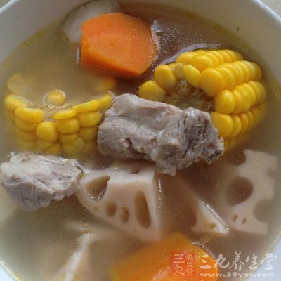 玉米切成小段，蓮藕切塊，姜切片，蔥切斷兒