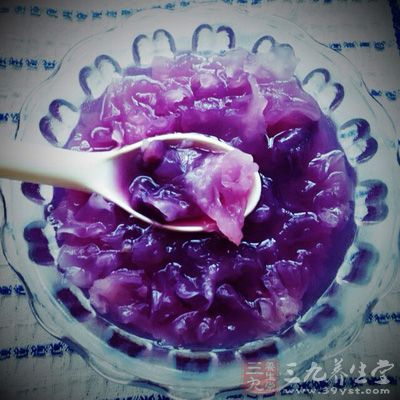 將銀耳用清水浸泡1小時左右,至銀耳變軟、完全舒展開來 將銀耳用清水浸泡1小時左右,至銀耳變軟、完全舒展開來