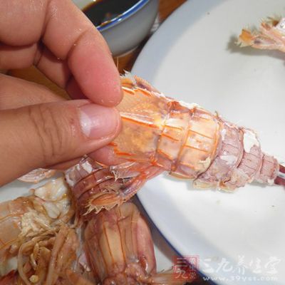 將皮皮蝦頭殼掰掉，雙手一起從頭部往下數第四節開始把邊上一側的殼輕輕掀開