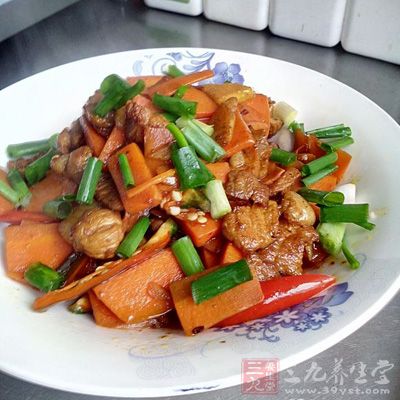 肉洗淨切小塊、紅蘿卜切滾刀 肉洗淨切小塊、紅蘿卜切滾刀