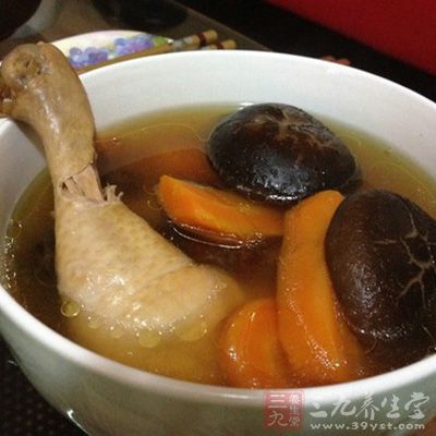 紅蘿卜去皮切成小塊,蘑菇切件,黃豆泡透蒸熟,西蘭花改成小顆 紅蘿卜去皮切成小塊,蘑菇切件,黃豆泡透蒸熟,西蘭花改成小顆
