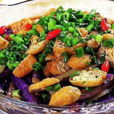 將平鍋燒熱後，加入花生油50克