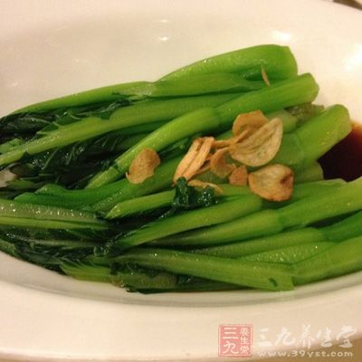 將芥蘭菜洗淨後切段，汆燙後撈起沖冷水，以保持鮮綠色，放涼備用