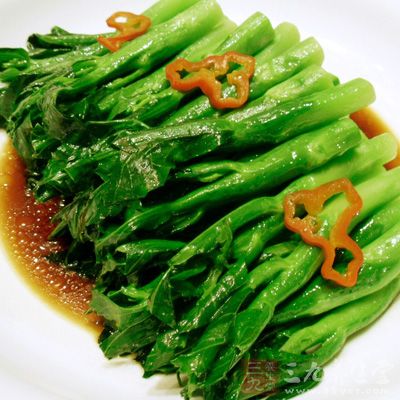 芥蘭洗淨去除莖部老皮， 蒜剁碎