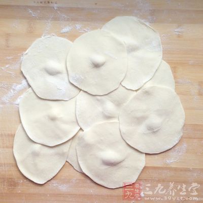 將面團分劑擀成皮兒