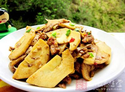 竹筍切片,肉切片,肥肉另外放置待用 竹筍切片,肉切片,肥肉另外放置待用