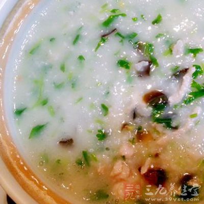 煮肉絲時間較短，肉絲全部變白後即撈出，時間長肉的口感易老