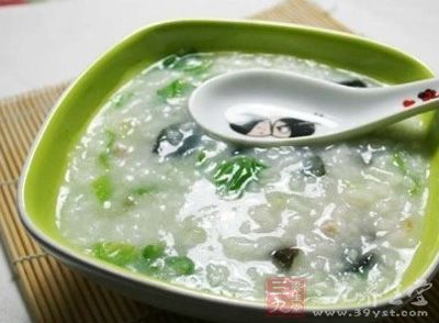 粳米淘洗干淨後，以清水浸泡2小時以上