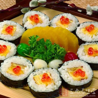 壽司放在飯盒裡擺好,鋪上生菜配上橙子便當就好了 壽司放在飯盒裡擺好,鋪上生菜配上橙子便當就好了